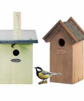 Voordeelset van 2x stuks houten vogelhuisjes vogelhuisjes groen en houtkleur 10270784